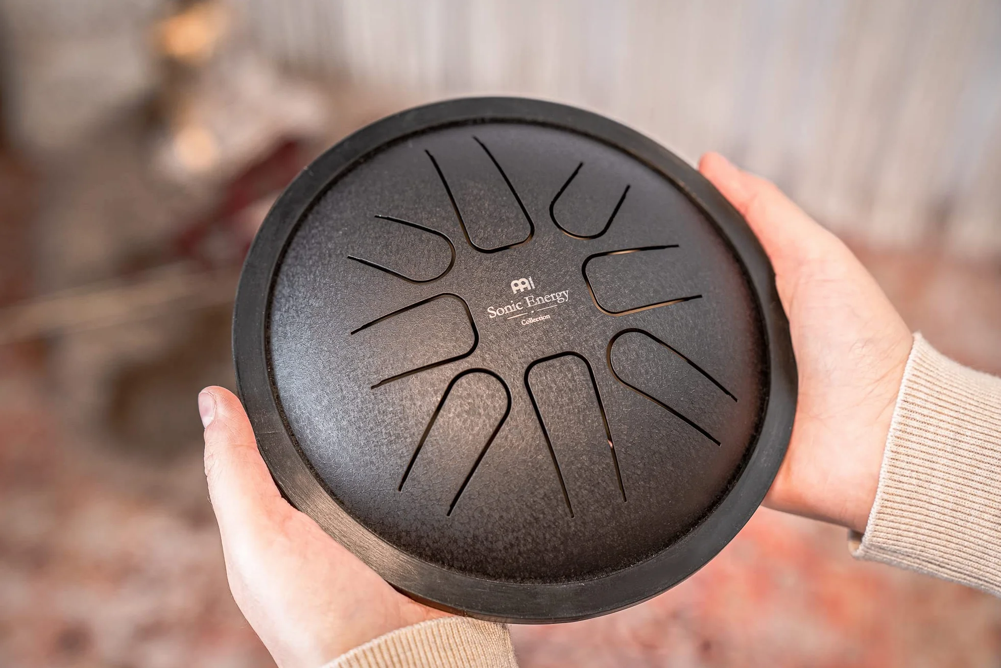 Sonic Energy Steel Tongue Drum – Mały 7-calowy Bęben w Tonacji F-moll – Instrument ze Stali Nierdzewnej do Medytacji, Jogi, Dla Dzieci – w Zestawie z Pałeczkami i Woreczkiem (SSTD1BK)
