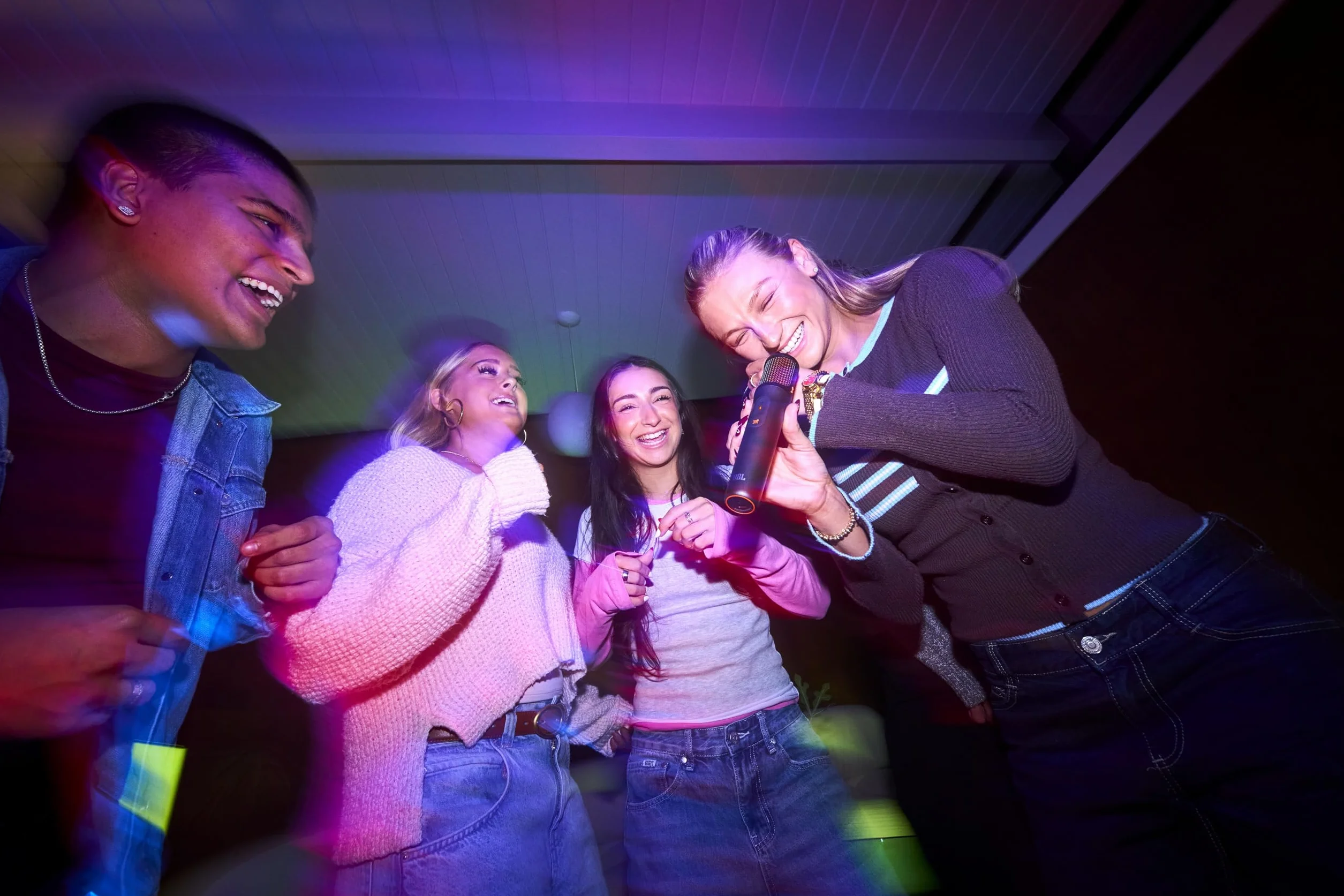 JBL EasySing Mics, 2 bezprzewodowe mikrofony karaoke z AI z usuwaniem wokalu w czasie rzeczywistym oraz donglem PartyBox USB-C, czarny