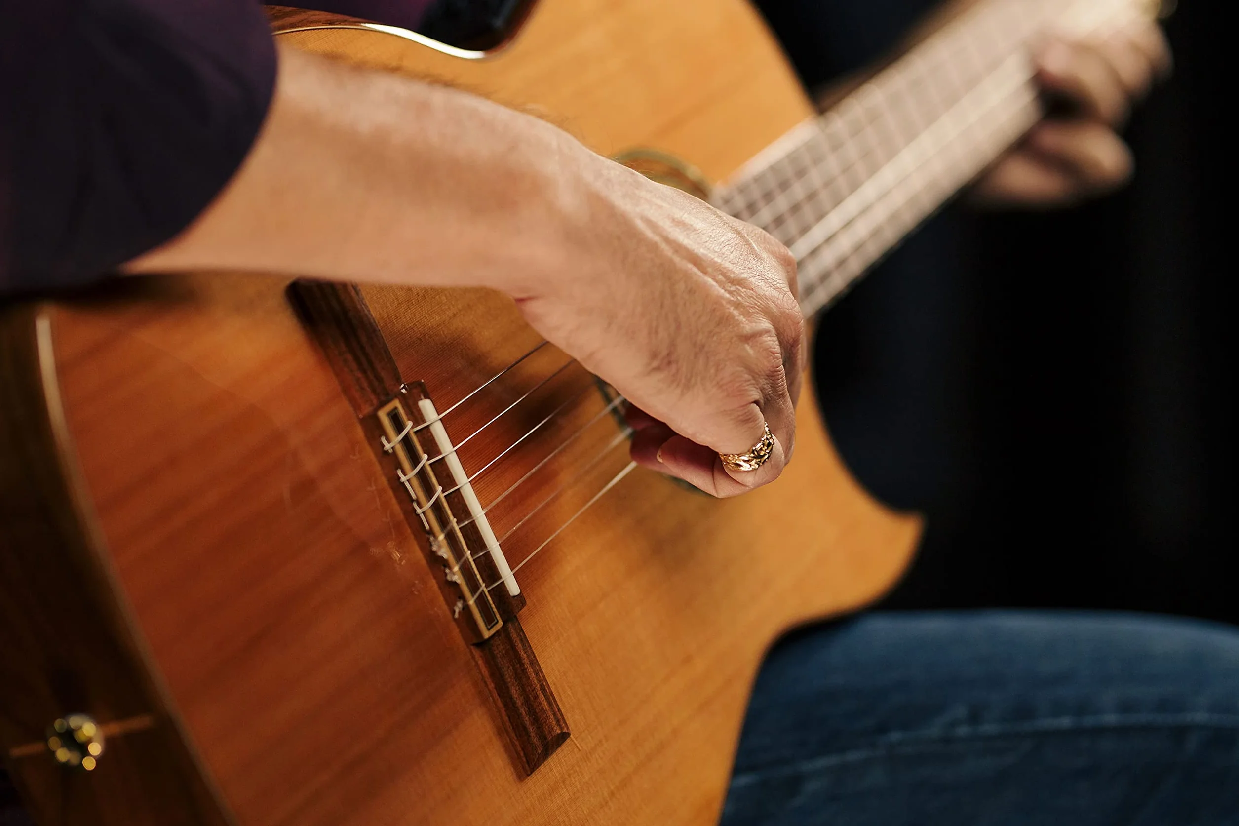 Ortega Guitars Classical Electro-Acoustic Guitar – Wąski Gryf, Korpus Thinline – Seria Signature – Lity Cedr/Orzech, Wykończenie Naturalne