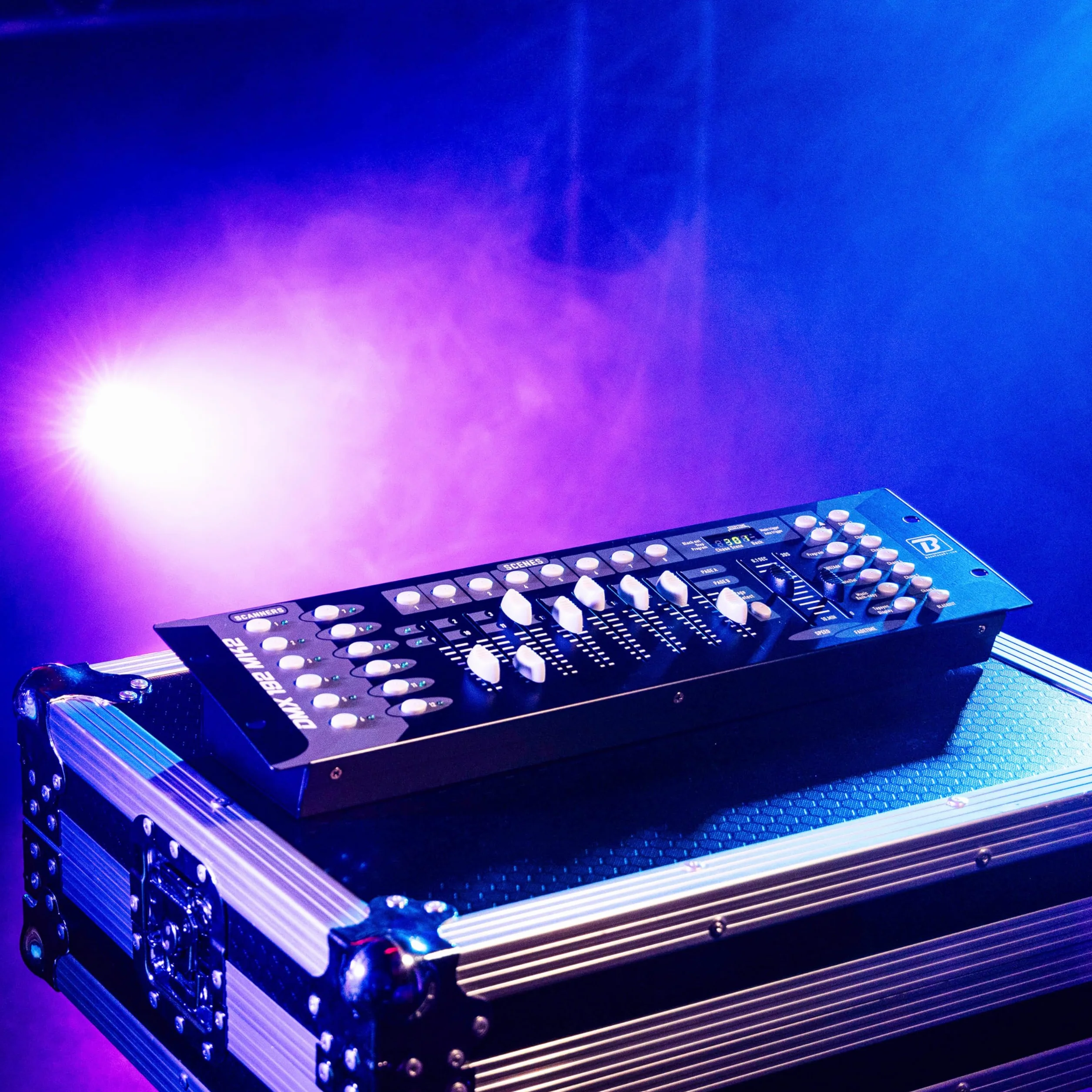 BoomToneDJ DMX 192 mk2 DMX 512 profesjonalny kontroler konsoli 192 kanały. 23 banki z 8 programowalnymi scenami. Sterowanie oświetleniem do gier. 8 tłumików Efekty DJ Disco Light Oświetlenie sceniczne