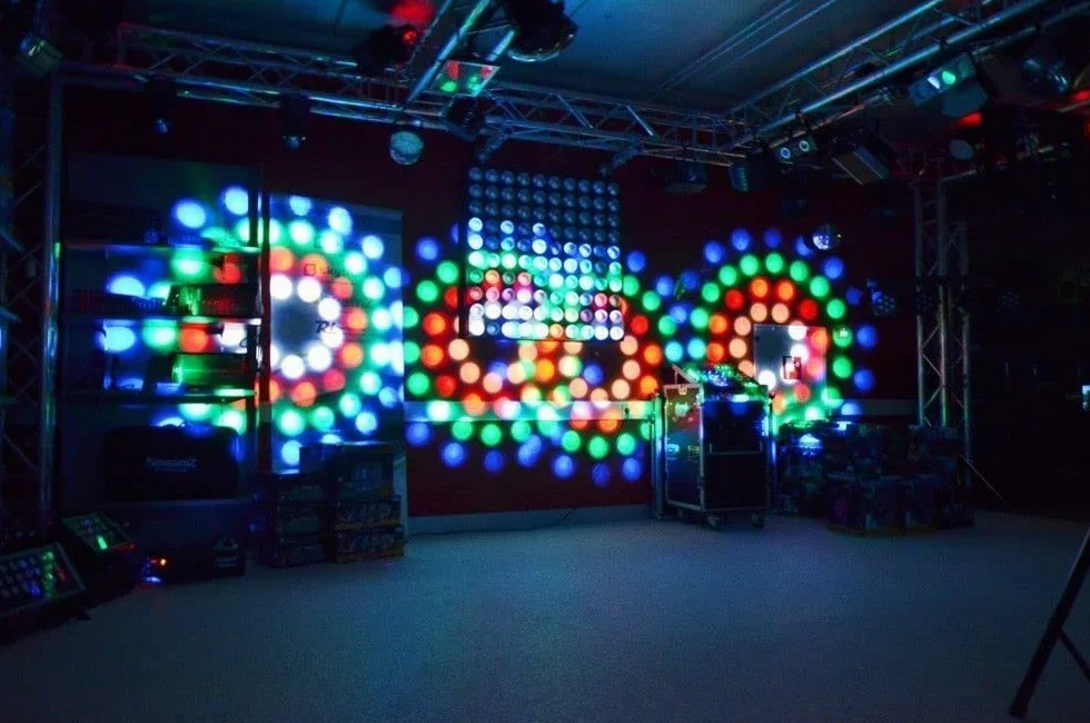 BeamZ 4-SOME Zestaw 4 reflektorów - 228 diod LED, kolory RGBW, moc 50W, z listwą T, torbą ochronną, DMX, idealny do zastosowań mobilnych