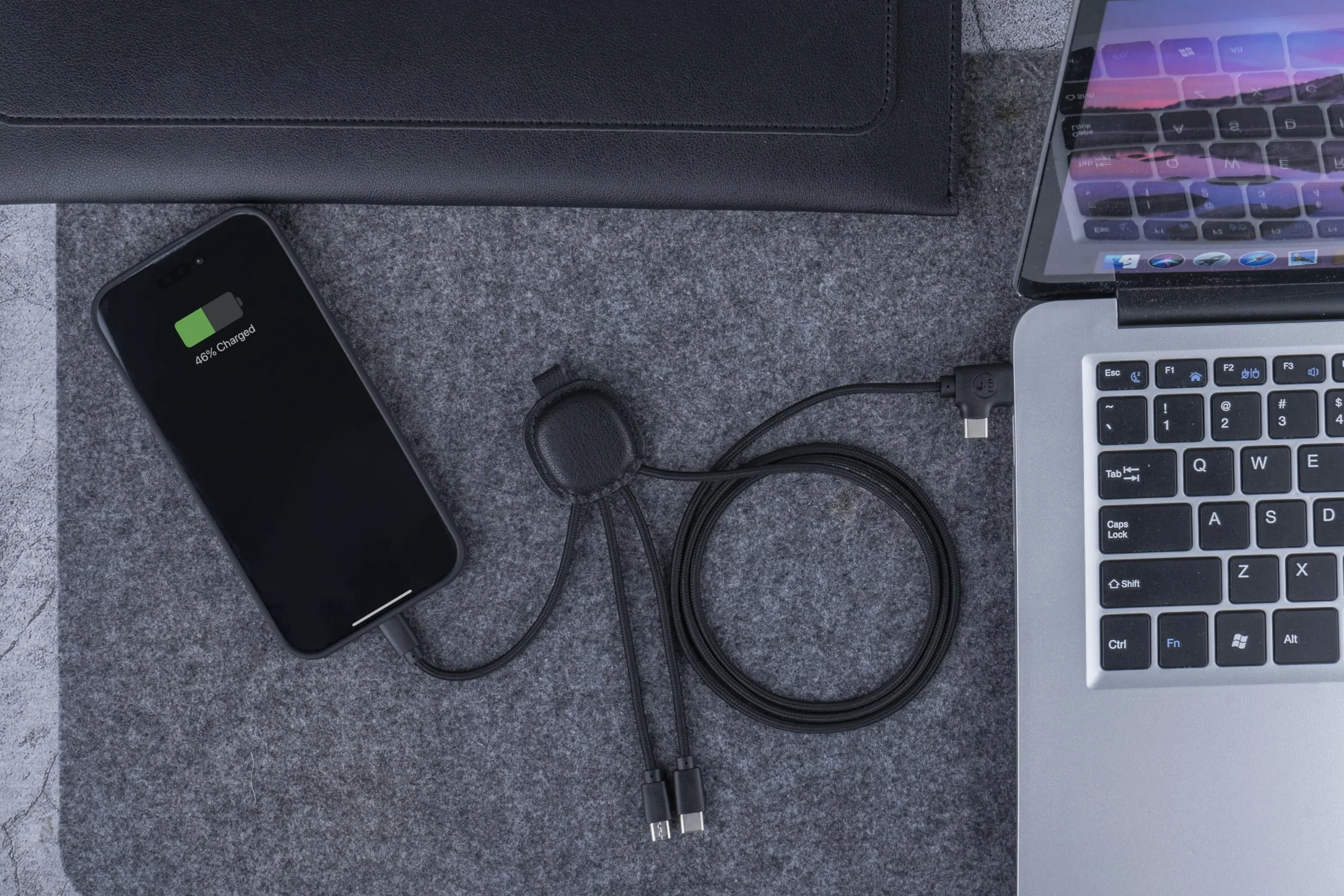 Xoopar Kabel Multi USB 4 w 1 USB-C, USB, Lightning, Micro USB - Iné Smart Long 1m - Skórzana funkcja NFC z recyklingu do ładowania smartfonów iPhone, Samsung, Huawei, Xiaomi, LG, czarny