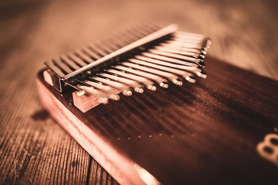 Kalimba Sonic Energy Wah-Wah – 17 Dżwięków w Tonacji C-dur – Do Sekcji Perkusyjnej i Studia – Akacja – z Akcesoriami (KL1705H)