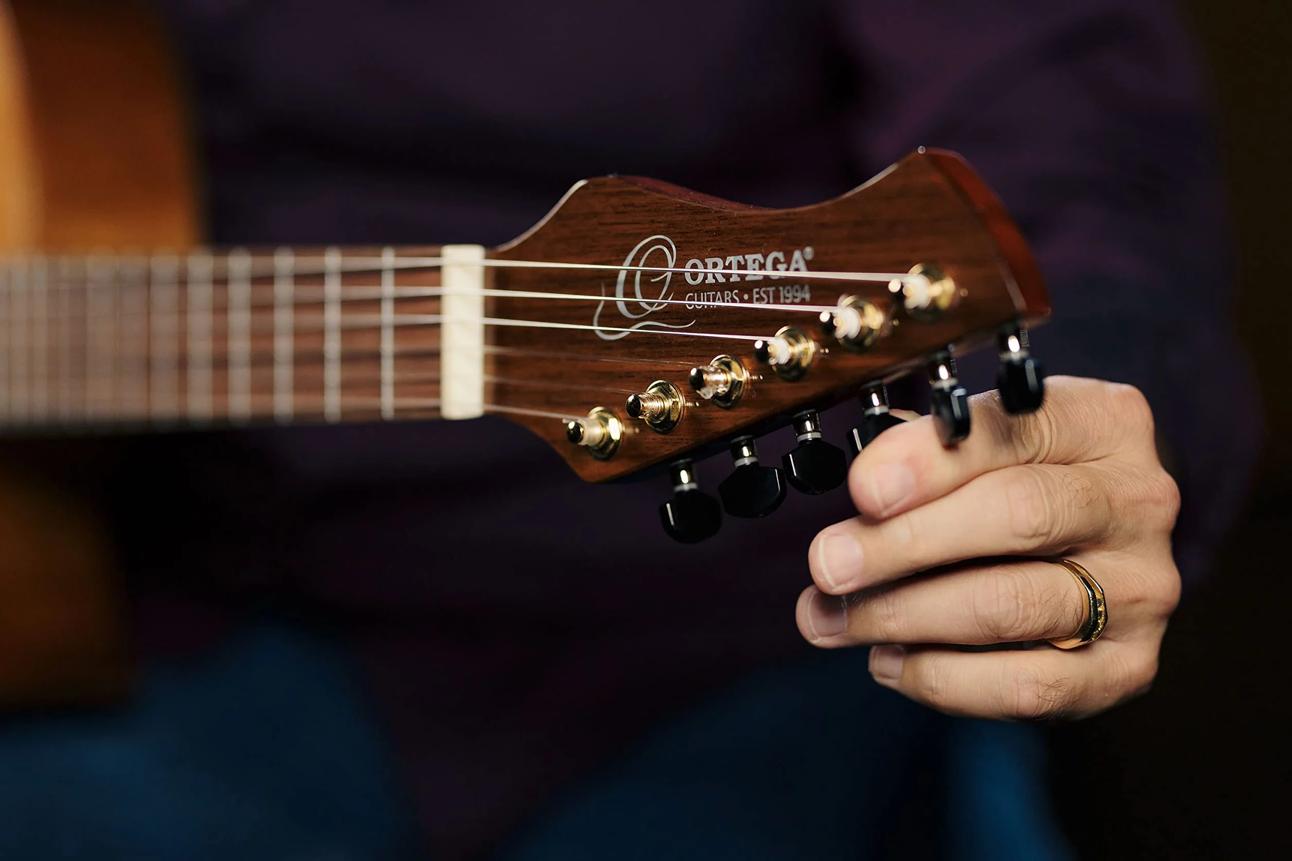 Ortega Guitars Classical Electro-Acoustic Guitar – Wąski Gryf, Korpus Thinline – Seria Signature – Lity Cedr/Orzech, Wykończenie Naturalne