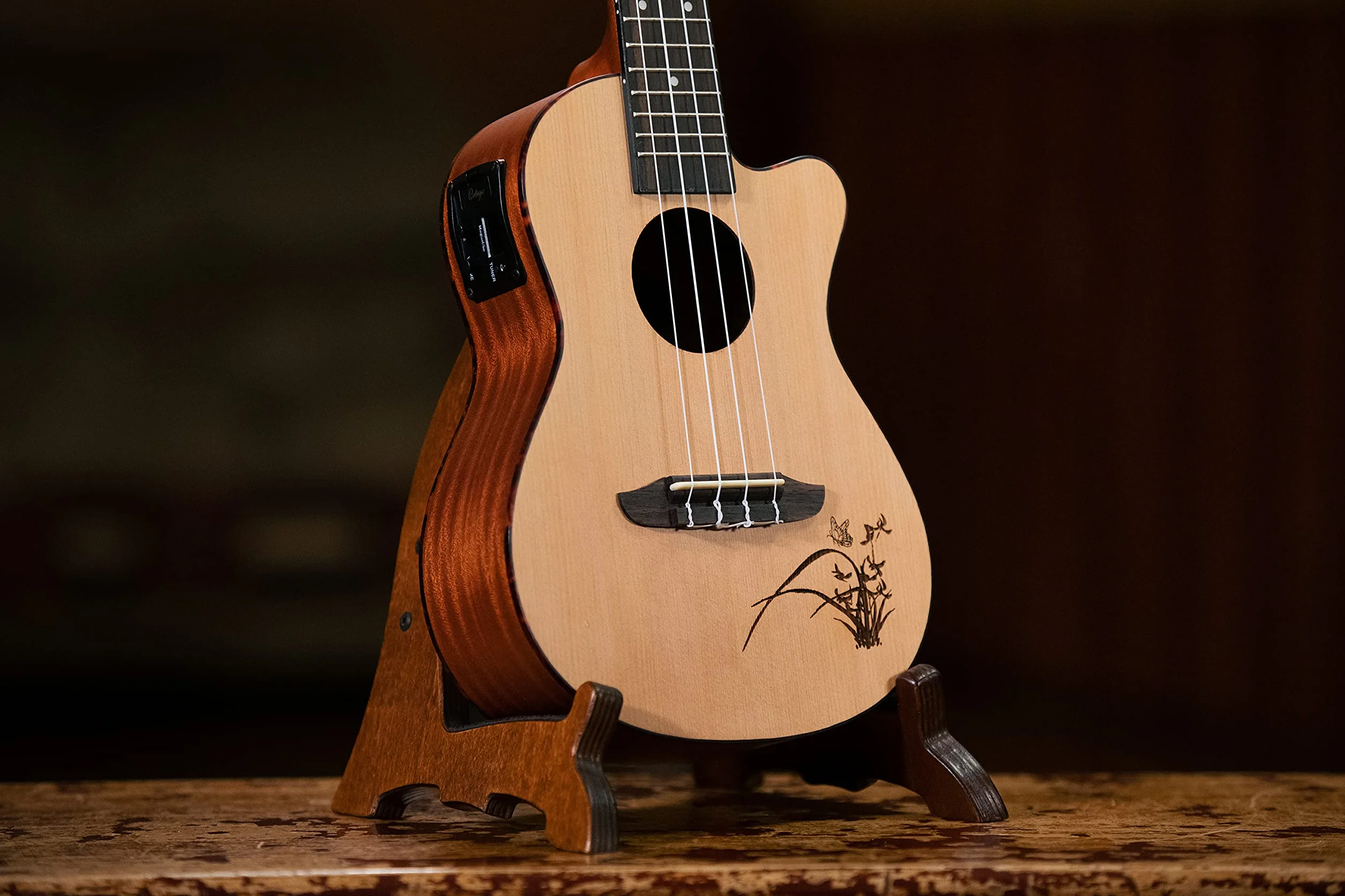 Ortega Guitars OWUS-1 stojak na ukulele z drewna brzozowego, ciemnobrązowy