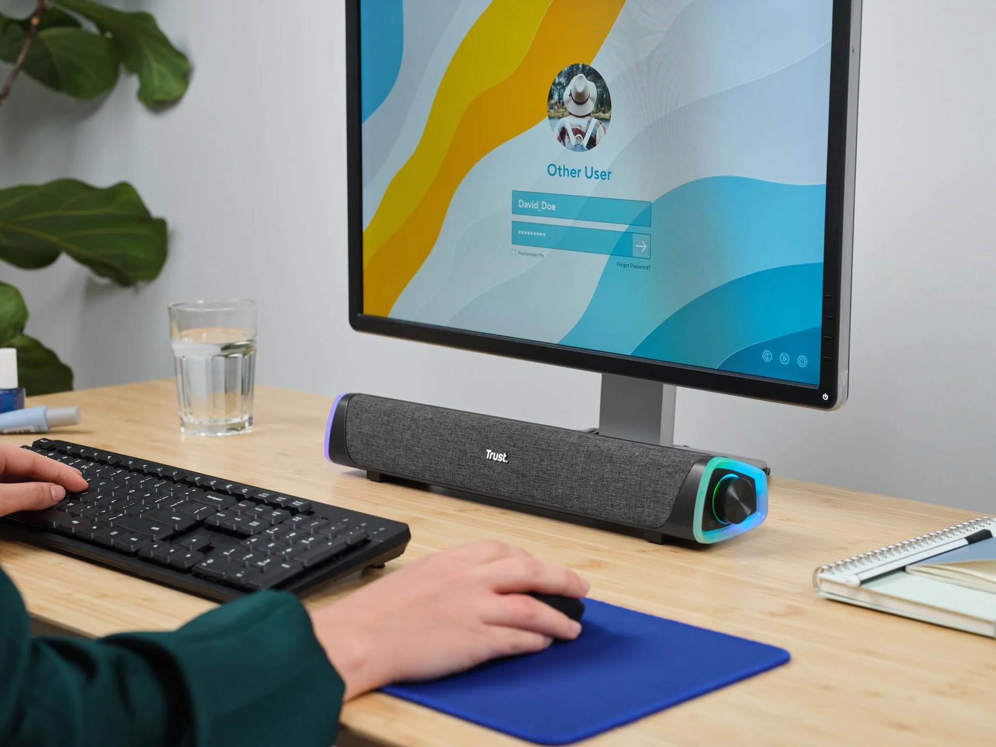Trust Liro Soundbar do Komputera i Laptopa, Kompaktowy Głośnik Stereo LED RGB Zasilany przez USB, Moc Szczytowa 12W, Połączenie Audio Jack 3,5 mm, Podświetlane Głośniki PC, Czarny
