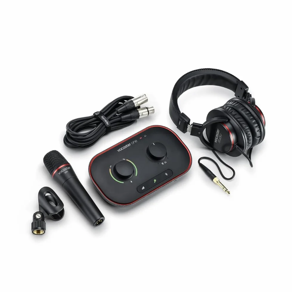 Focusrite Vocaster One Studio Interfejs do podcastów do nagrywanie jako twórca solowy, mikrofon DM1 i słuchawki HP60v Użyj funkcji Auto Gain, Enhance, Mute, Easy Podcasting i Black.