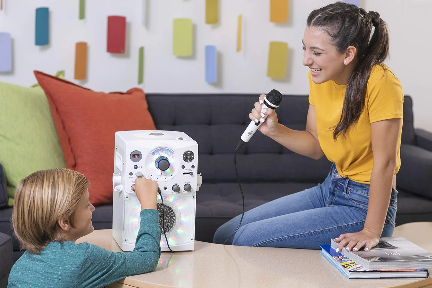 Singing Machine SML385U system karaoke ze złączem Bluetooth – biały dla Europy – efekty świetlne LED, mikrofon, USB, wyjścia RCA, regulator echa i równowagi oraz wejście AUX.