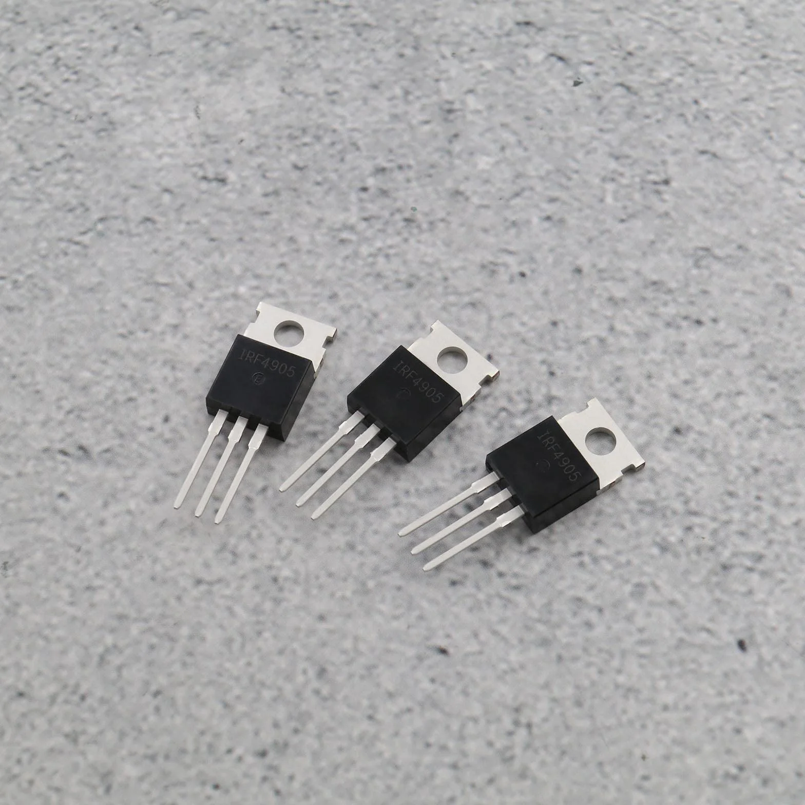 10 szt. IRF4905 MOSFET tranzystor TO-220 P-Channel Feld Effect Tranzystor 74A 55V rurki do efektów polowych prostownik kanału P 2,54 mm