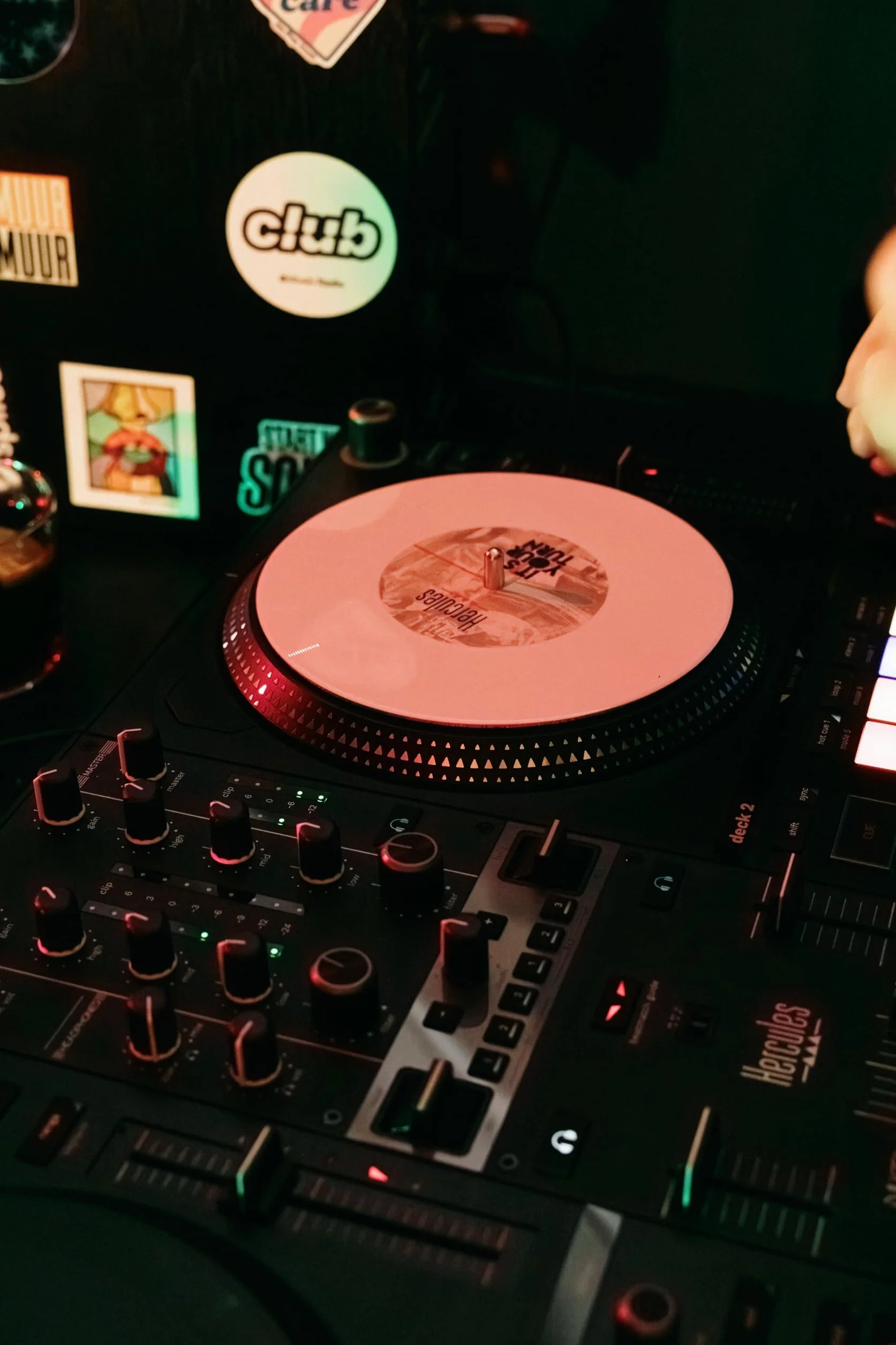 Hercules DJControl Inpulse T7 – Motoryzowany, dwukanałowy kontroler DJ w eleganckiej czerni