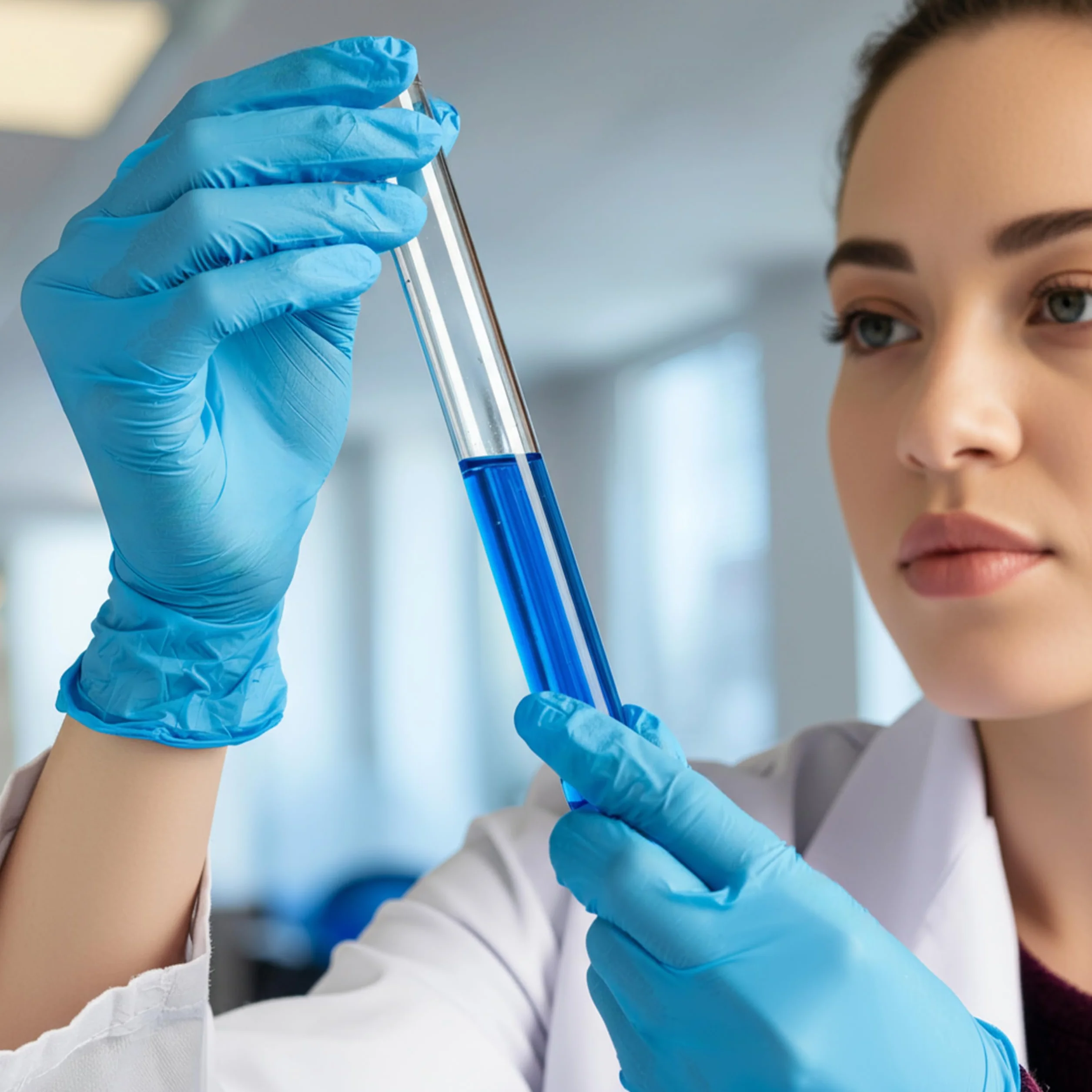 Rękawice nitrylowe, bez pudru, 100 sztuk, niebieskie, L – mocne rękawiczki jednorazowe – nie zawierają lateksu, obustronnie przenośne, wytrzymałe i odporne na chemikalia