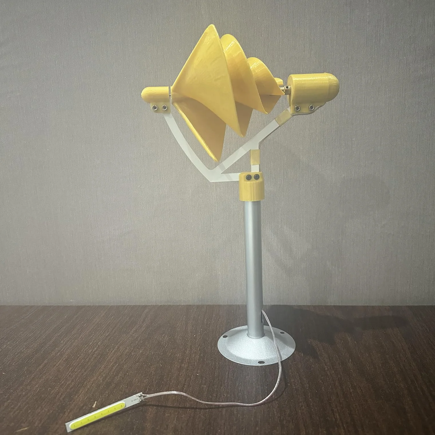 10W Micro Spiral Wind Generator Model 12V Stały generator magnesów DIY żółta turbina wiatrowa Model Breeze Start Generator Światło z diodą LED do badań, nauczania, dekoracji,Yellow