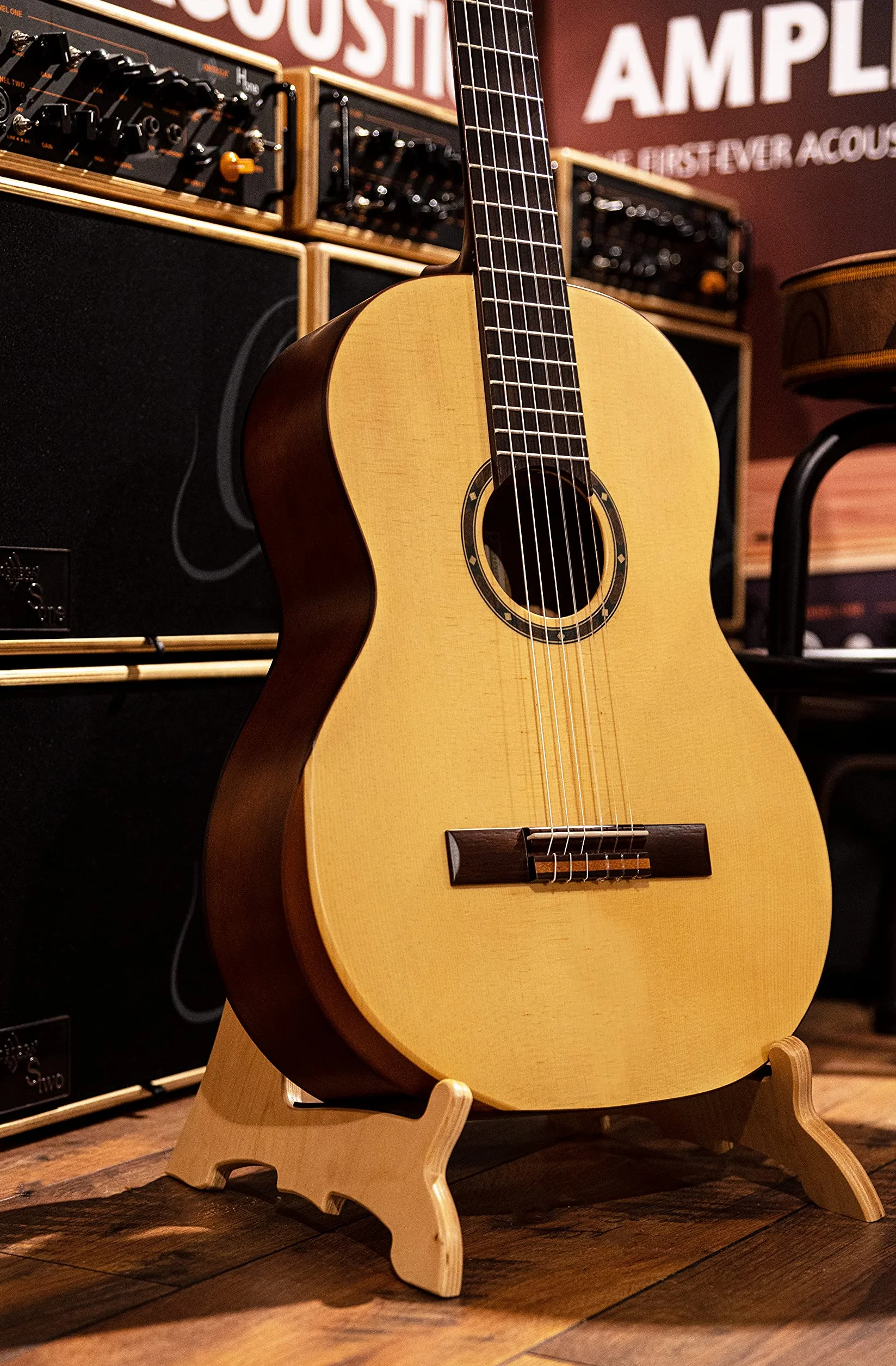Ortega Guitars OWGS-2 stojak na gitarę z warstwowego drewna brzozowego (lakierowany naturalnie, pudełko prezentowe)