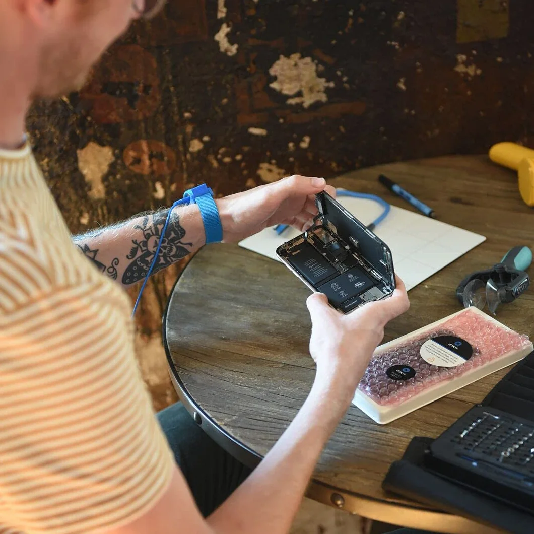 iFixit Anti-Static Wrist Strap, antistatisk handledsrem för att skydda känslig elektronik från statisk urladdning, för en ESD-säker reparation.