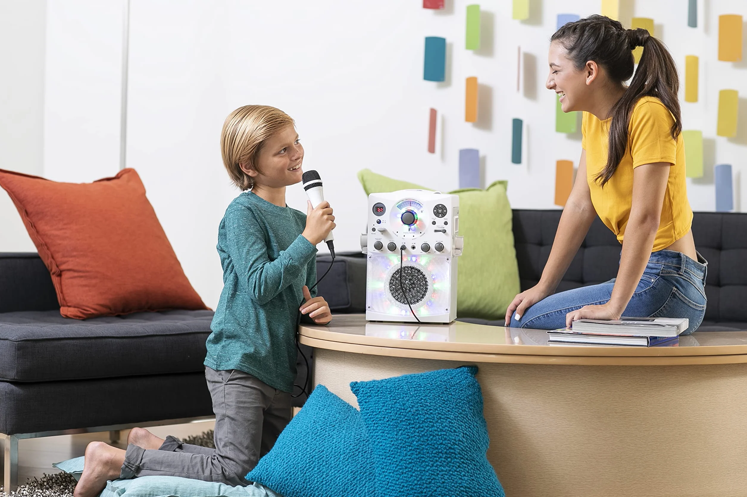 Singing Machine SML385U system karaoke ze złączem Bluetooth – biały dla Europy – efekty świetlne LED, mikrofon, USB, wyjścia RCA, regulator echa i równowagi oraz wejście AUX.